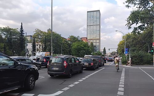 „Erleben Sie mit uns eine Fahrt auf einer Hauptverkehrsstraße ohne Radweg"