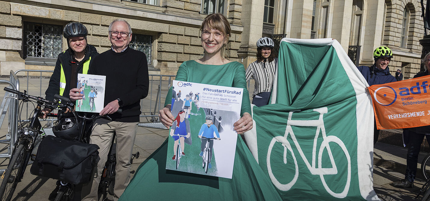 ADFC Berlin übergibt Forderungskatalog an Berliner Parteien - Titel ADFC Berlin übergibt Forderungskatalog an Berliner Parteien
