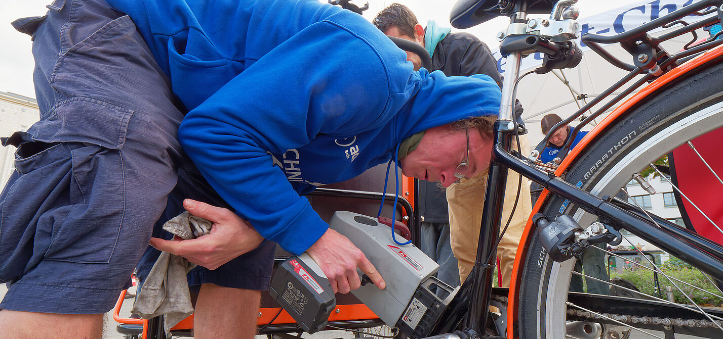 ein Fahrrad wird mithilfe eines Codiergeräts markiert