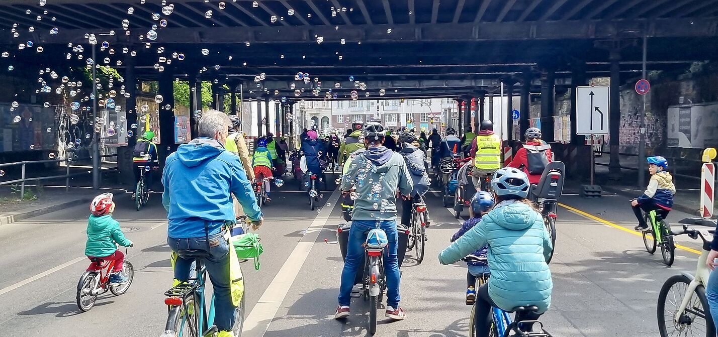 Teilnehmende einer Kidical Mass fahren auf dem Fahrrad auf der Fahrbahn der Yorckstraße in Berlin Schöneberg, unter den Brücken