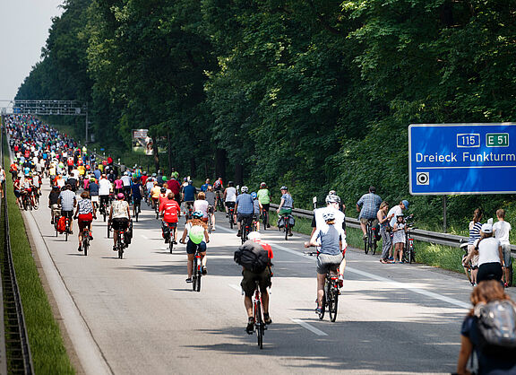 ADFC-Fahrradsternfahrt auf der Autobahn