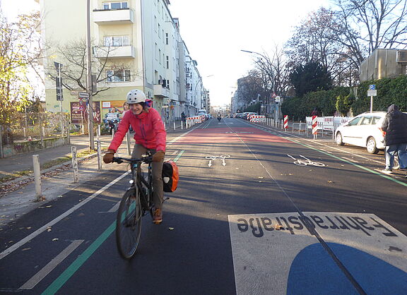 Auf der Fahrbahn der Fahrradstraße Monumentenstraße in Berlin Schöneberg fährt eine Radfahrerin, im Winter. 