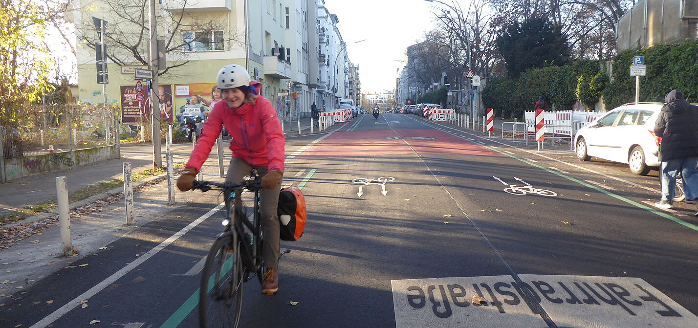 Fahrradstraße Monumentenstraße in Berlin Schöneberg Auf der Fahrbahn der Fahrradstraße Monumentenstraße in Berlin Schöneberg fährt eine Radfahrerin, im Winter.