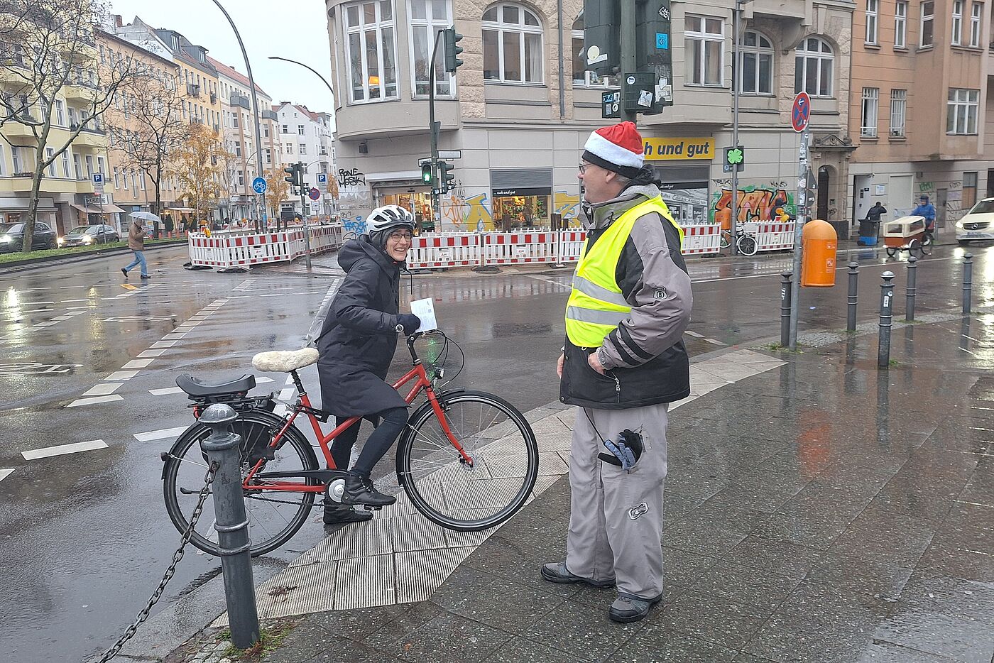 ADFC Aktiver mit Nikolausmütze redet mit Radfahrerin 