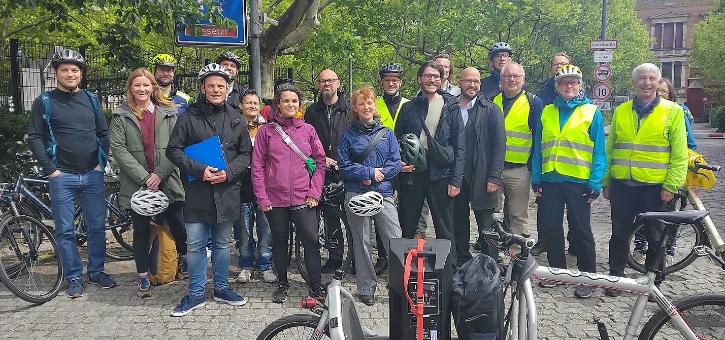 Gruppenfoto Parlamentarische Radtour 2025 Gruppenfoto aus Abgeordneten, Mitarbeitenden und ADFC-Mitgliedern