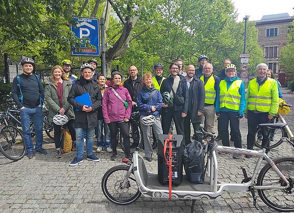 Gruppenfoto aus Abgeordneten, Mitarbeitenden und ADFC-Mitgliedern 