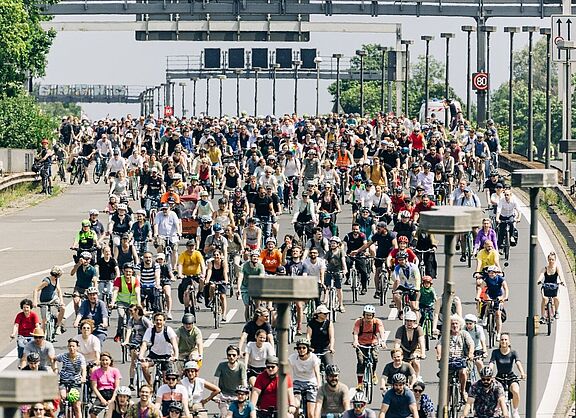 Sternfahrt 2024 - Radfahrende auf der Autobahn