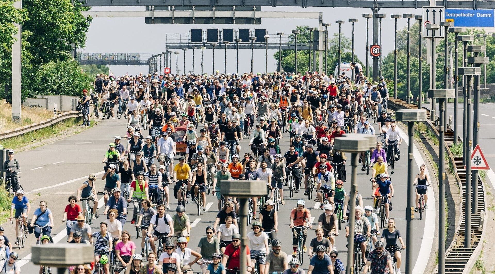Sternfahrt 2024 - Radfahrende auf der Autobahn