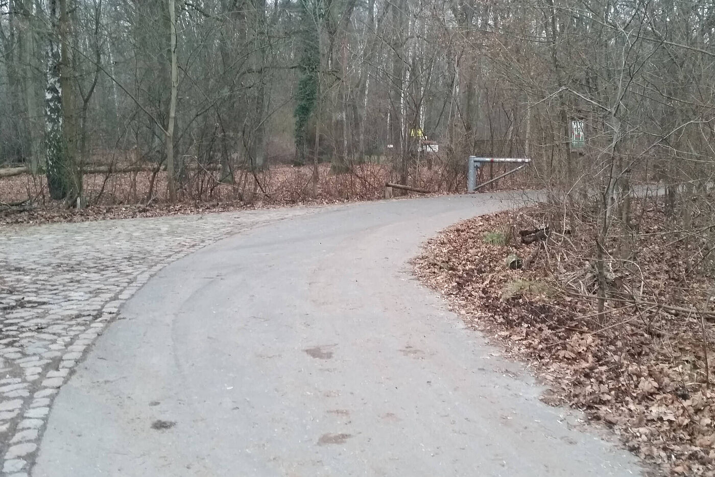 Platz 3: Halbschranke nahe Umspannwerk Teufelsbruch auf dem Havelradweg und Radfernweg Berlin-Kopenhagen. Heimtückisch durch unvermitteltes auftauchen hinter einer oft überwucherten engen Rechtskurve.