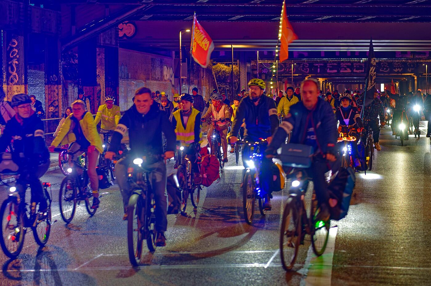 Die ADFC-Lichterfahrt demonstriert für mehr Sicherheit für Radfahrende