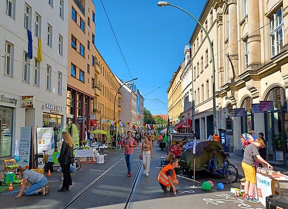 Menschen beim Aufbau des PARKing Day in der Oranienburger Straße in Berlin