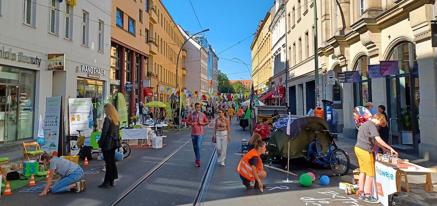 Menschen beim Aufbau des PARKing Day in der Oranienburger Straße in Berlin