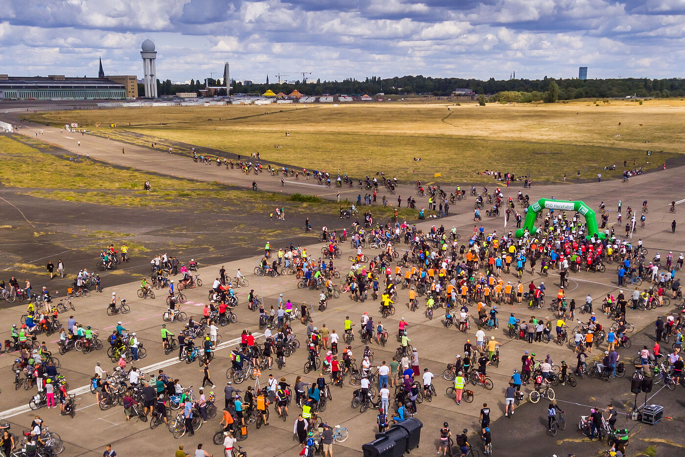 Abschlussradeln der Herzfahrt auf dem Tempelhofer Feld