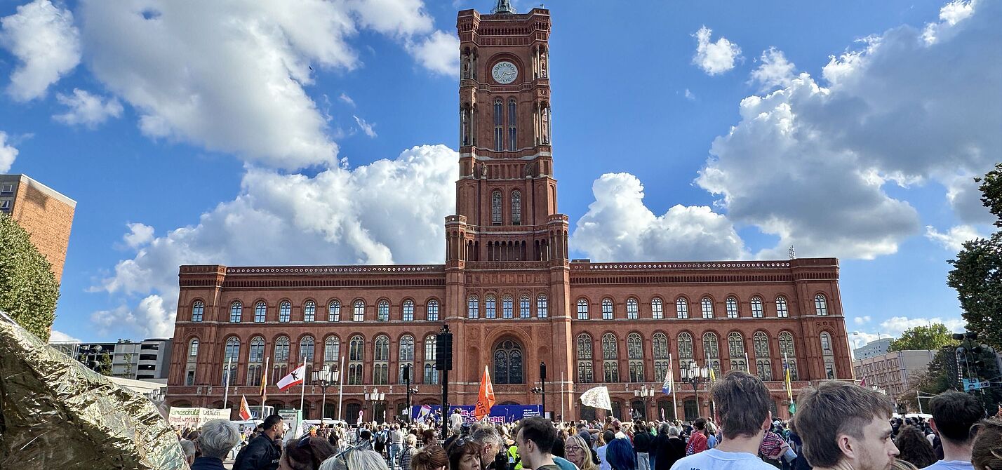 Sterndemo für eine gerechte Stadt und Mobilität für Alle Ein Menschenmenge mit Fahnen und Transparenten vor dem Roten Rathaus Berlin ist zu sehen.
