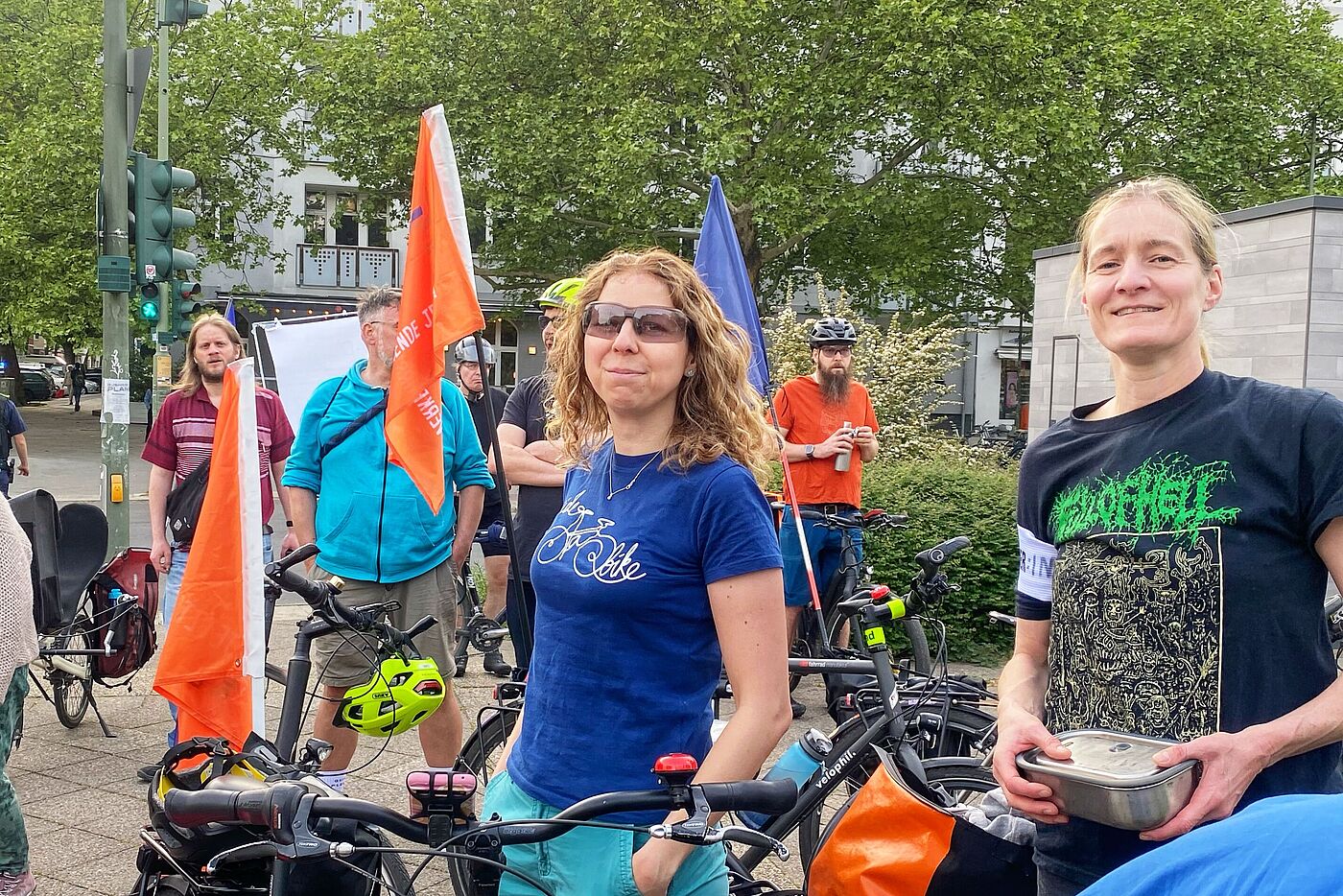 Eine Gruppe Radfahrender steht am Bundesplatz bei einer Zwischenkundgebung