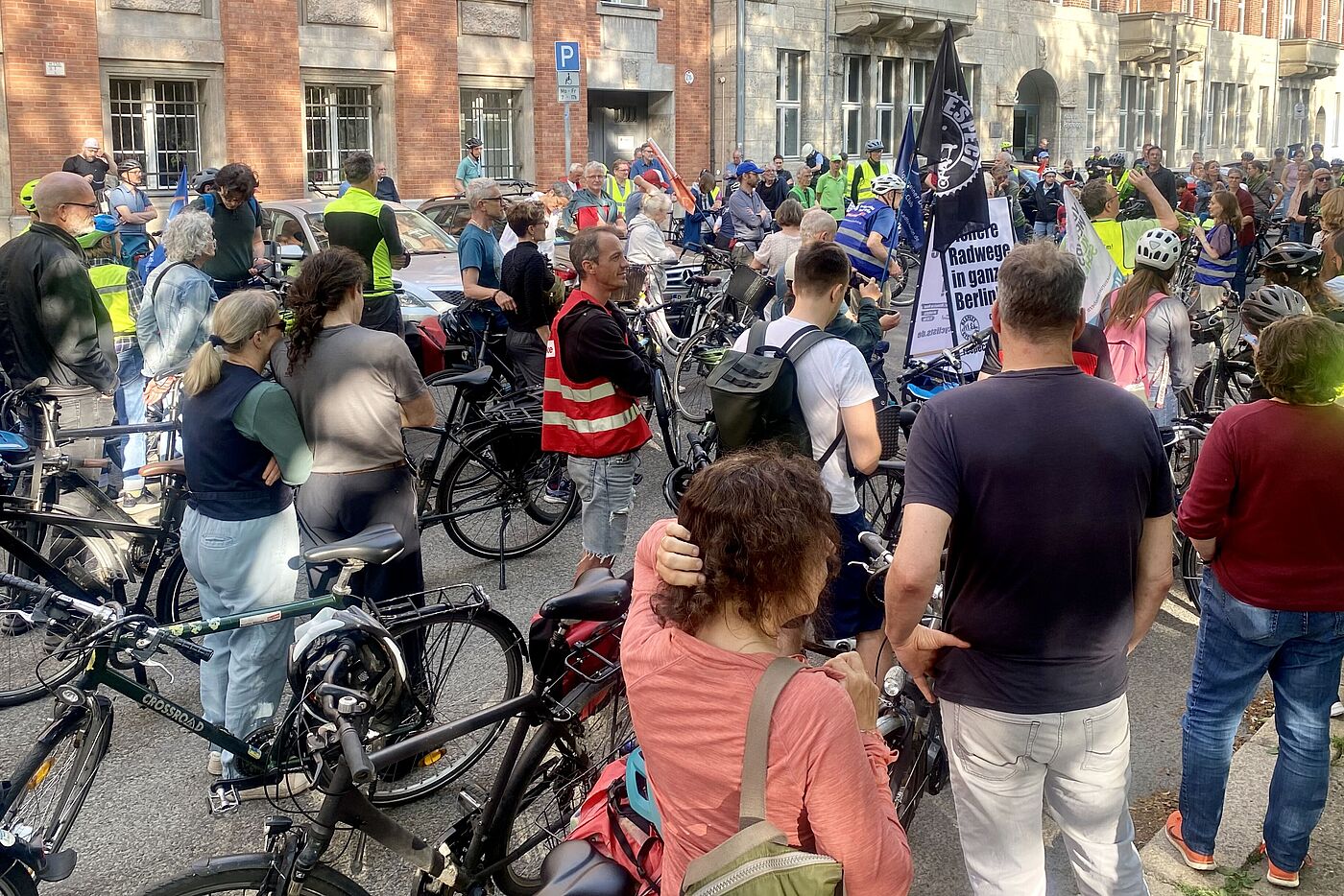 Eine Gruppe Demonstrierender steht vor der Senatsverwaltung für Verkehr in Berlin und fordert sichere Radwege auf der Kantstraße