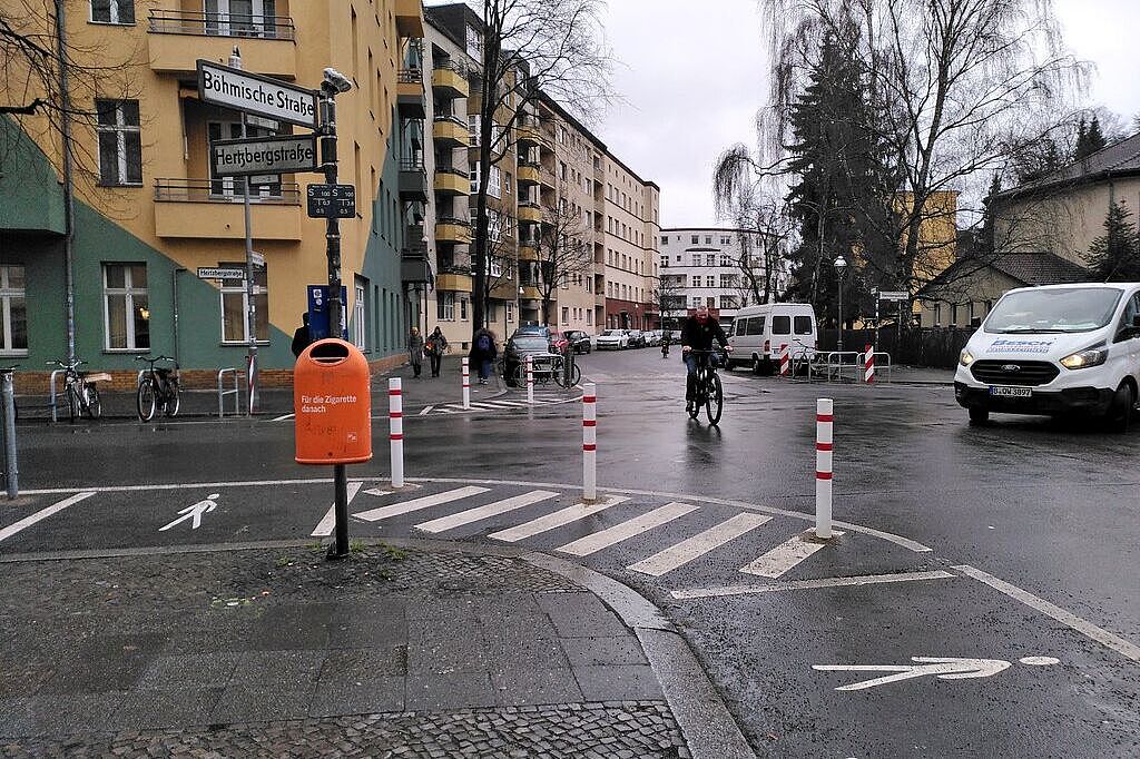 Poller an Kreuzungsecken: Bessere Sicht durch freie Kreuzungsecken