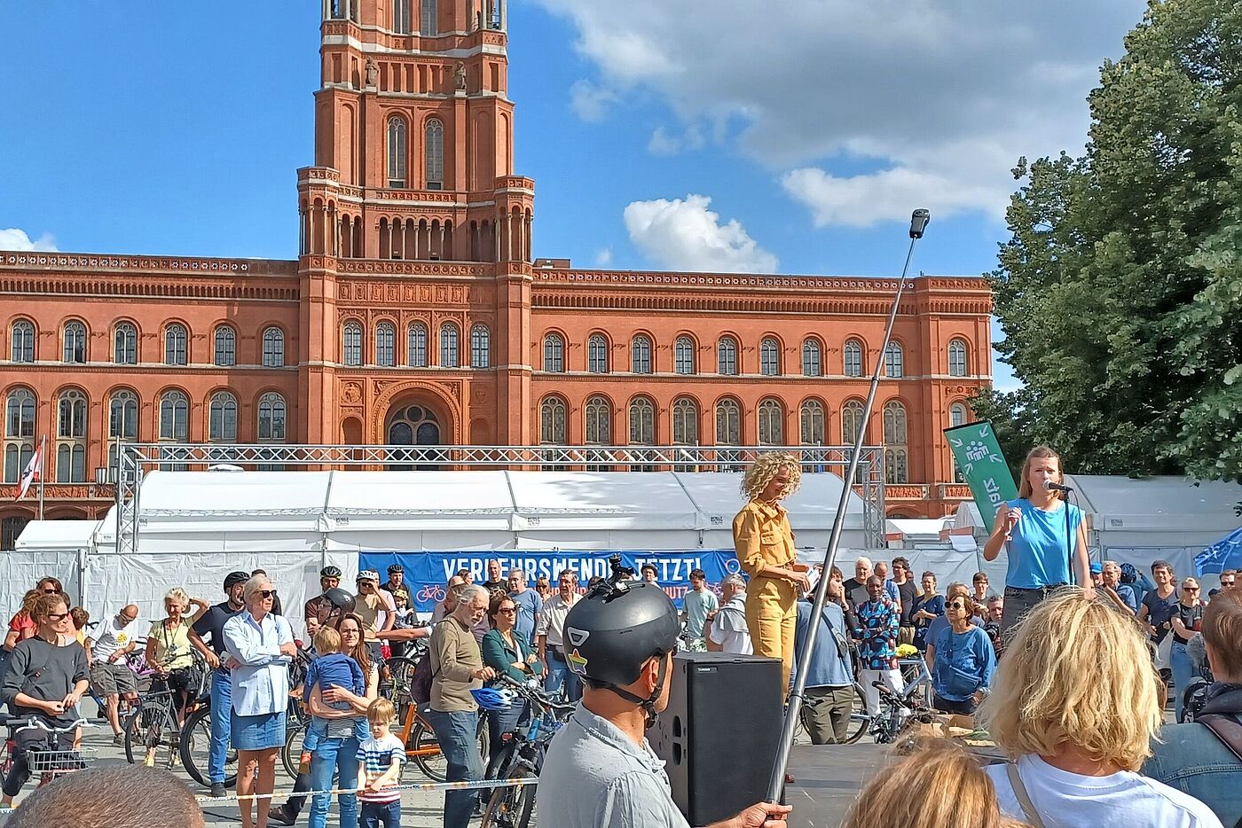 Luisa Neubauer bei der Abschlusskundgebung vor dem Roten Rathaus