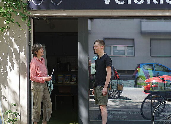 Personen vor dem ADFC Velokiez in der Möckernstraße 47