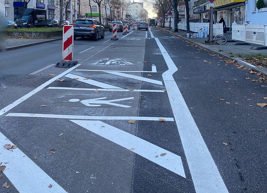 Markierungen für eine Fußquerung und für einen geschützten Radweg auf der Grunewaldstraße auf der Höhe der Löcknitz-Grundschule Markierungen für eine Fußquerung und einen geschützten Radweg auf der Grunewaldstraße