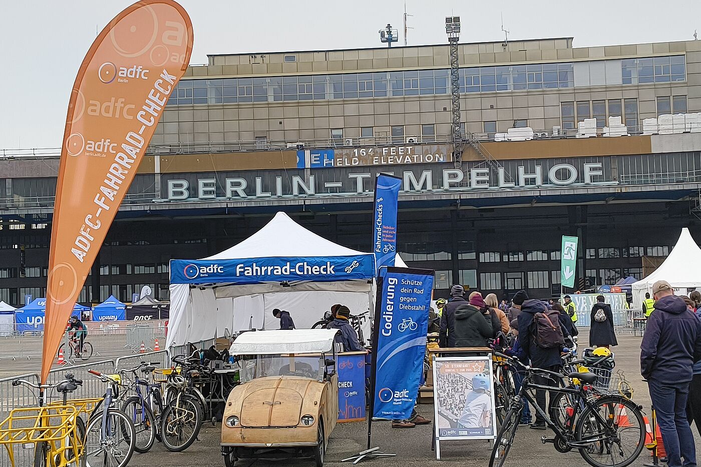 Fahrrad-Check vor dem ehemaligen Flughafen Tempelhof