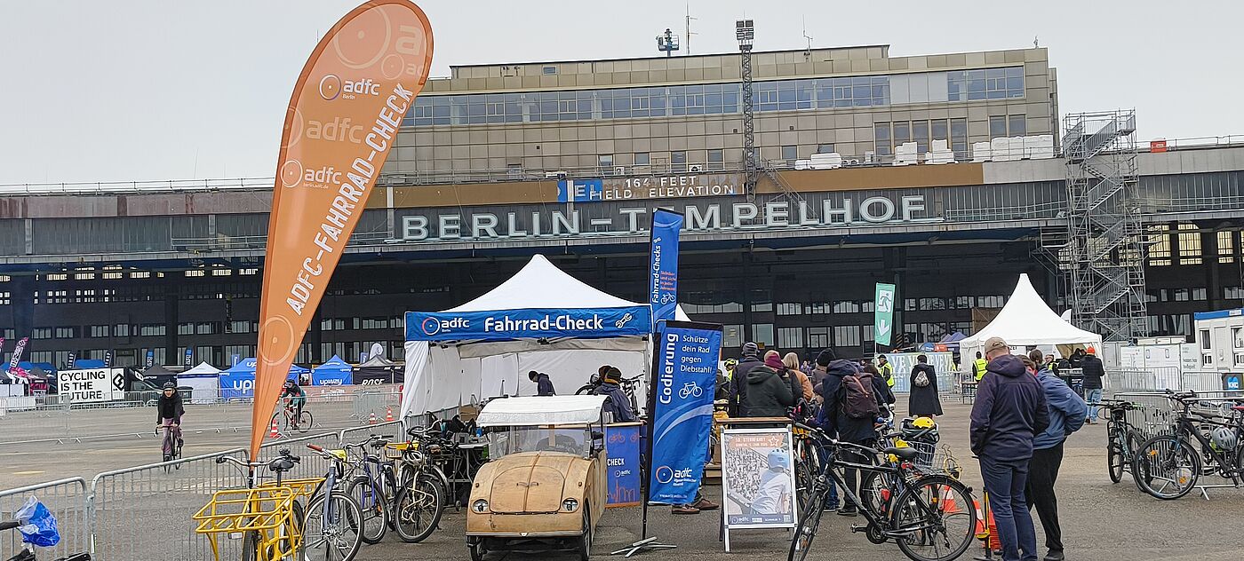 Fahrrad-Check vor dem ehemaligen Flughafen Tempelhof