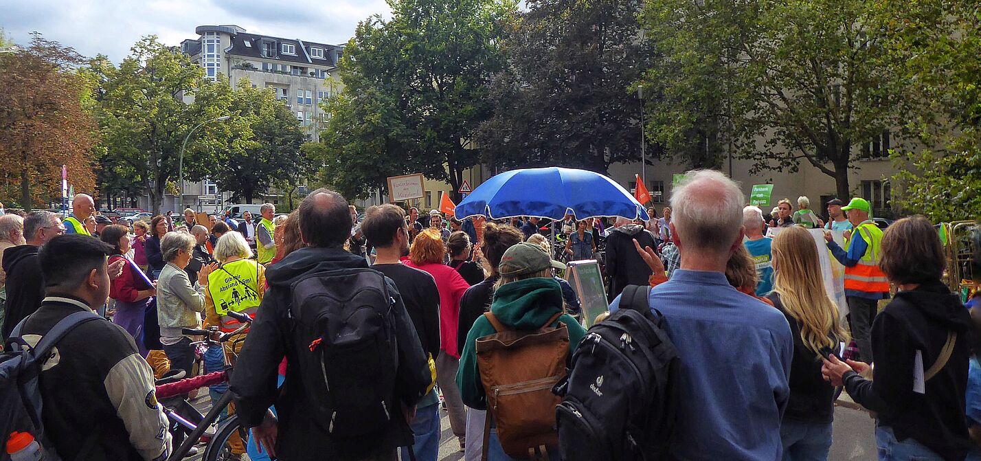 Teilnehmende an einer Demo stehen auf dem Barbarossaplatz