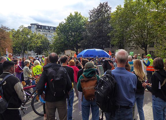 Teilnehmende an einer Demo stehen auf dem Barbarossaplatz