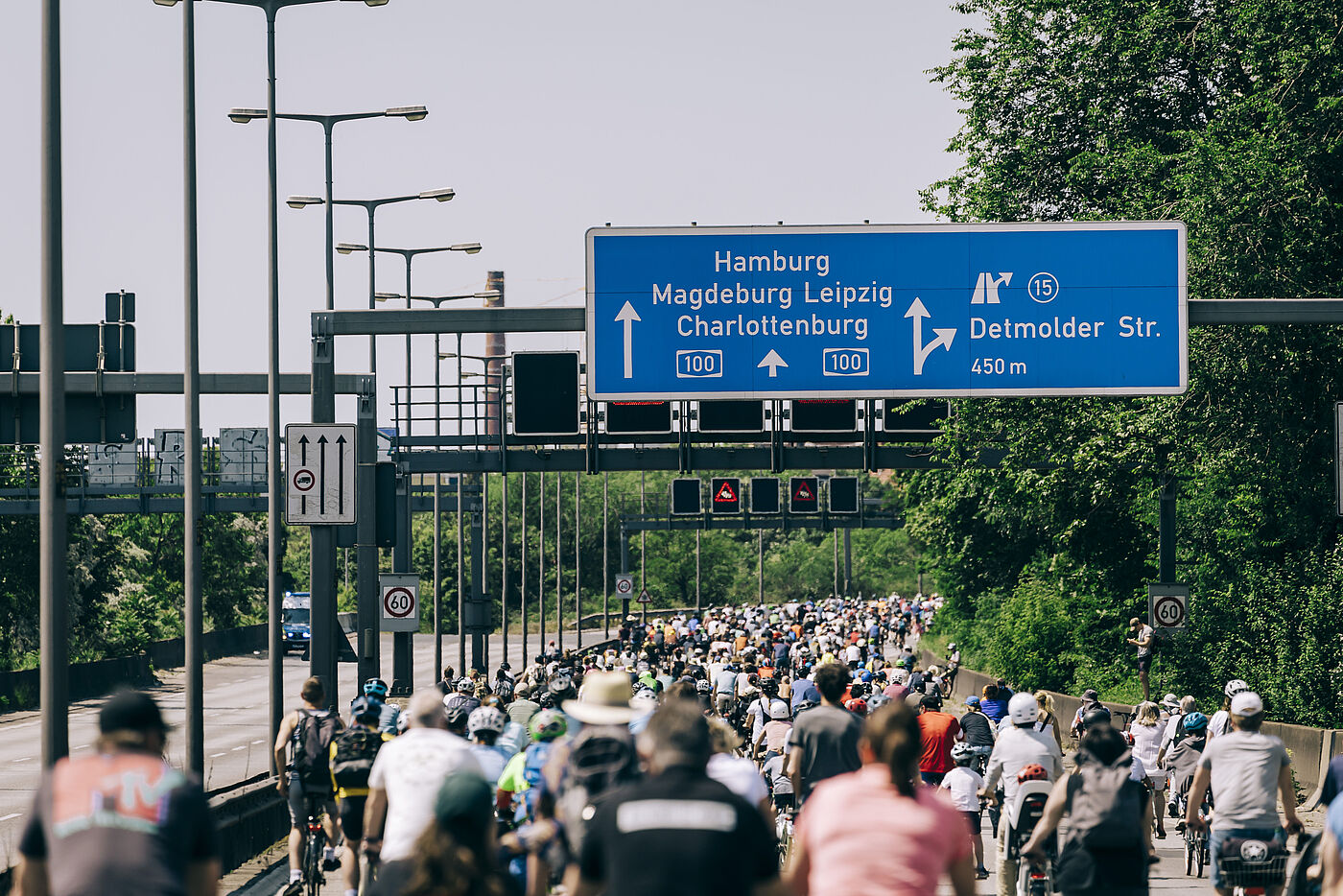 Radfahrende auf der Autobahn bei der ADFC Sternfahrt