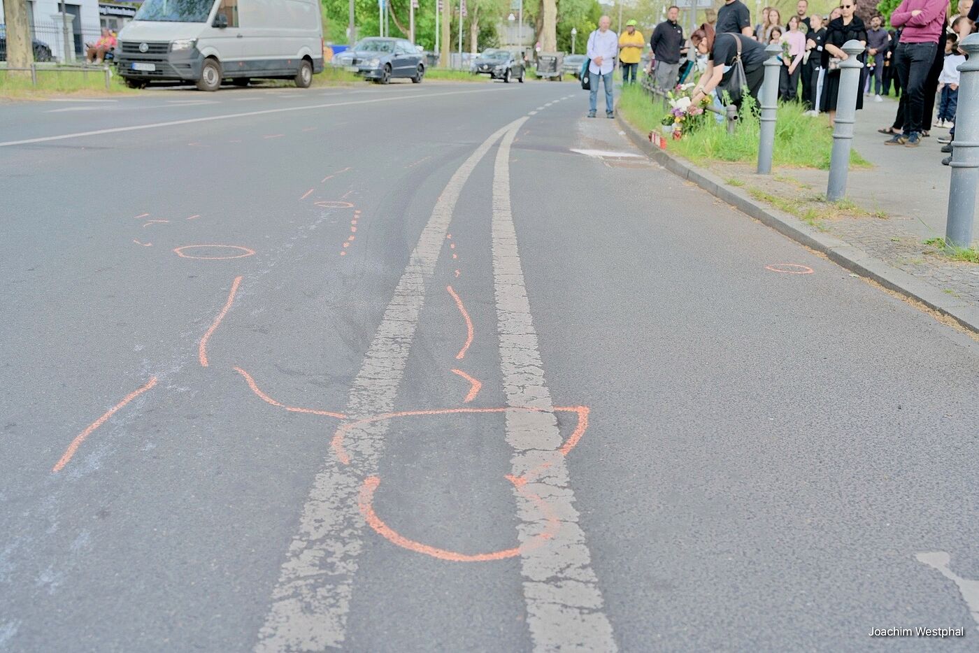 Gedenken und Geisterrad-Aufstellung am Unfallort Neuköllner Straße Ecke Alt Rudow