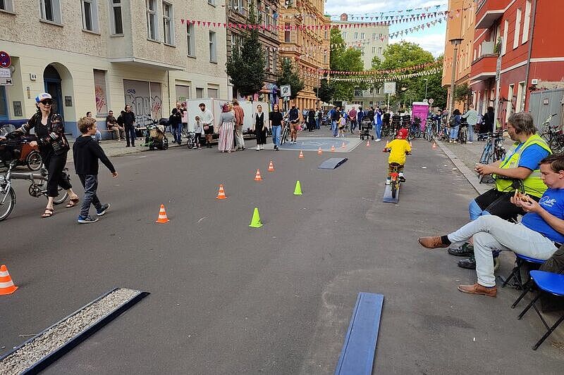 Kinder fahren über den Parcours