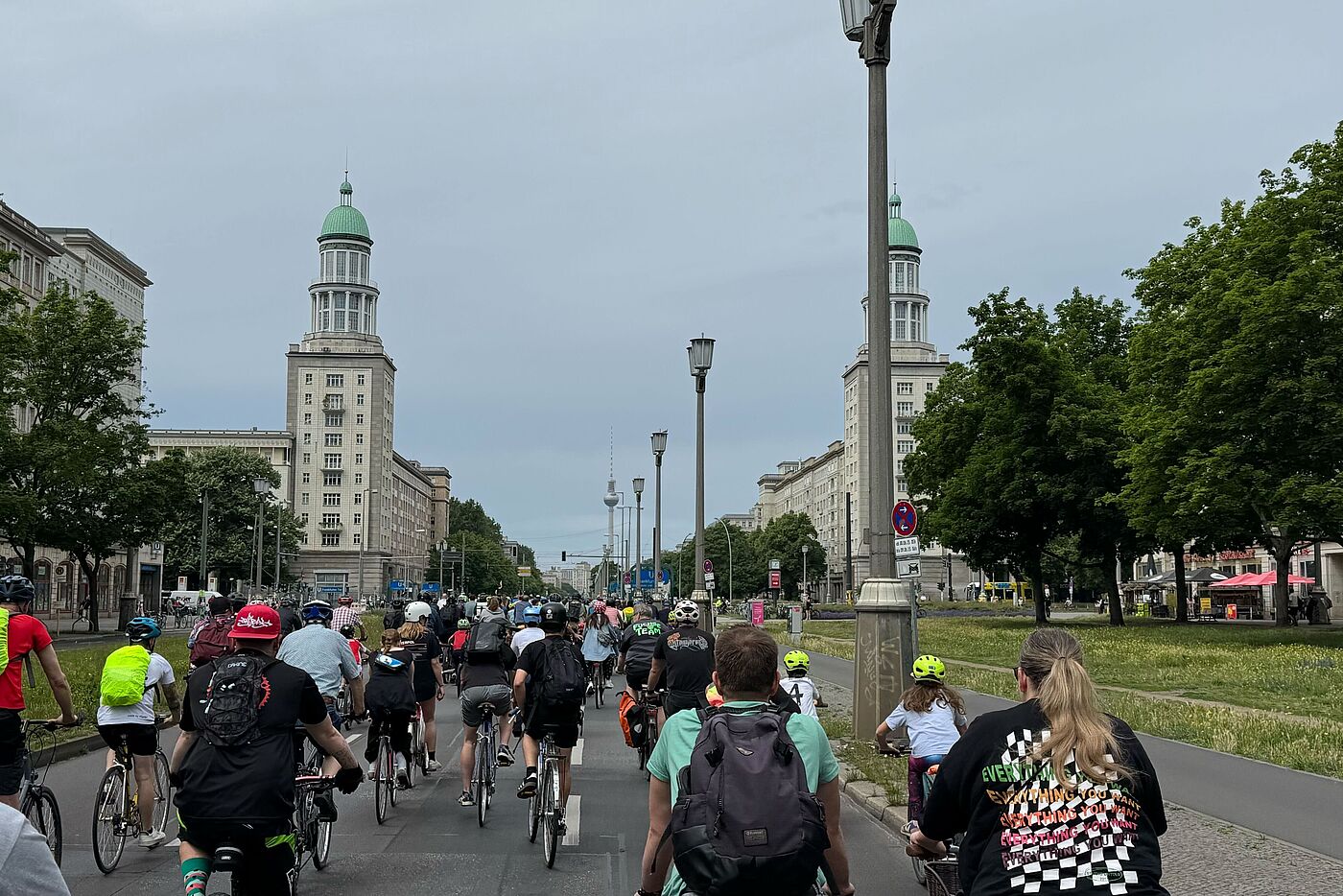 Radfahrende auf der Karl-Marx-Allee in Friedrichshain