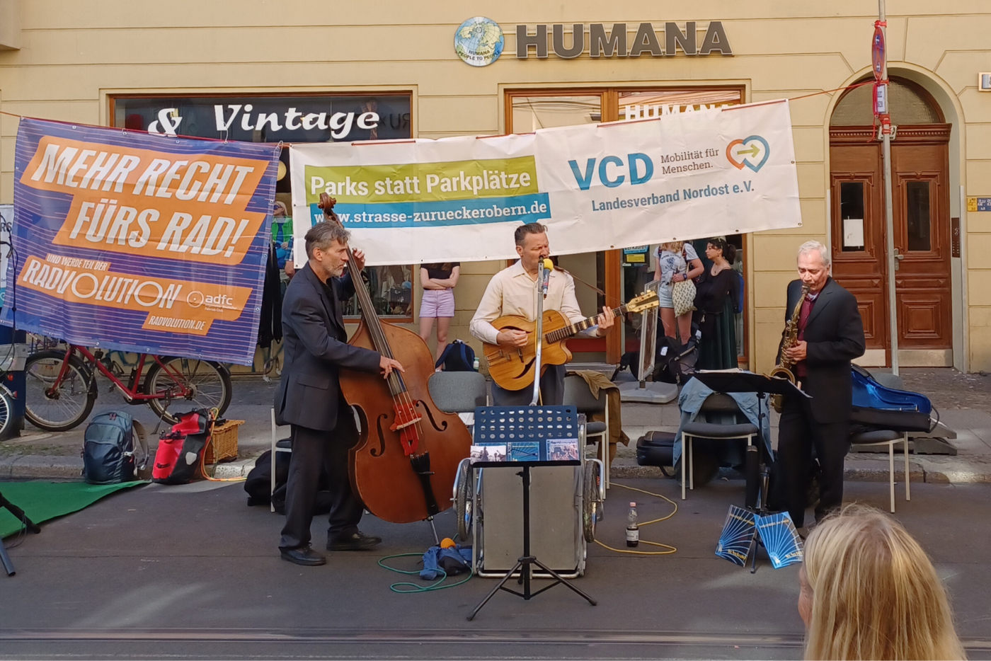 eine Band spielt auf der Straße vor VCD und ADFC Berlin beim PARKing Day