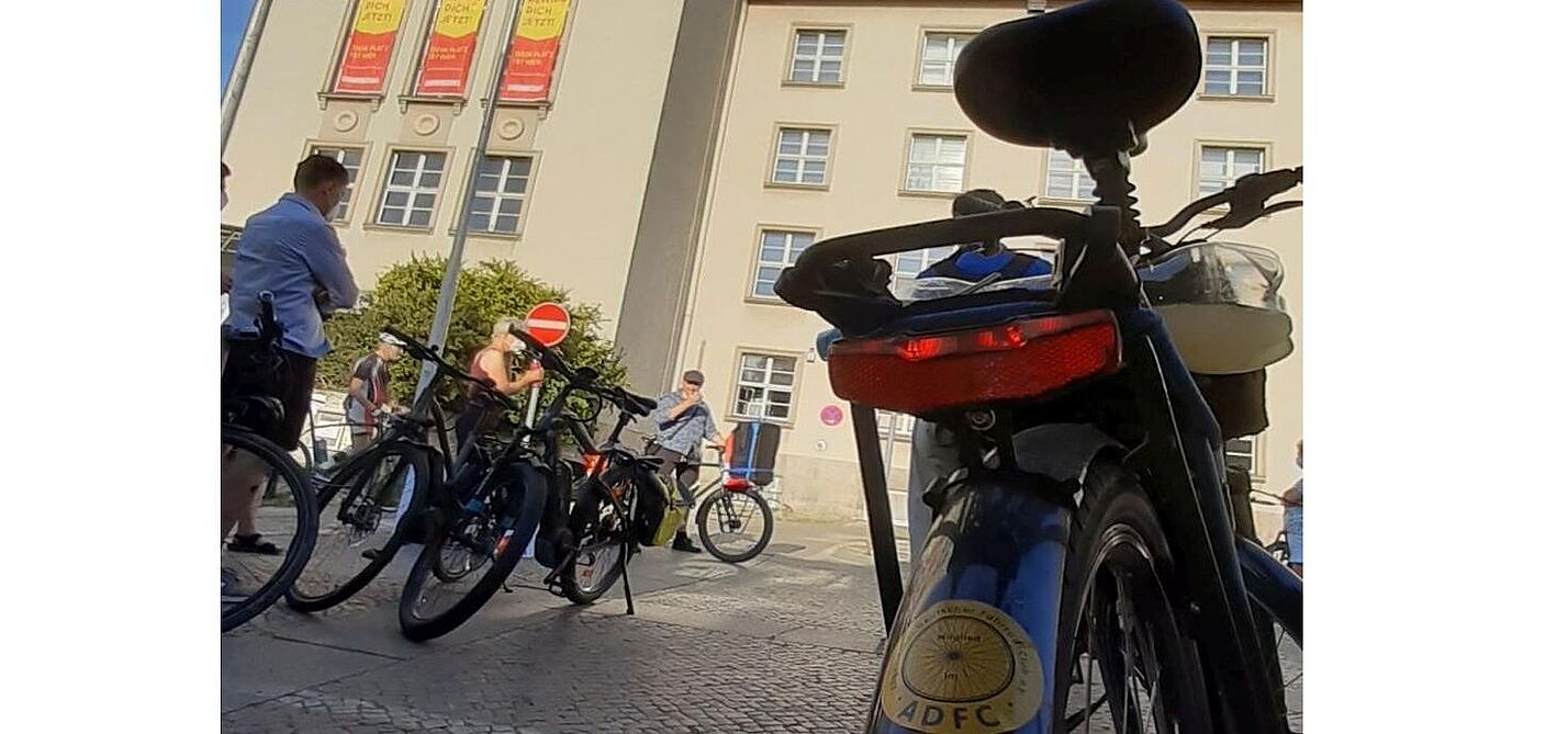 Rathaus Tempelhof hinter Fahrrad mit ADFC-Aufkleber