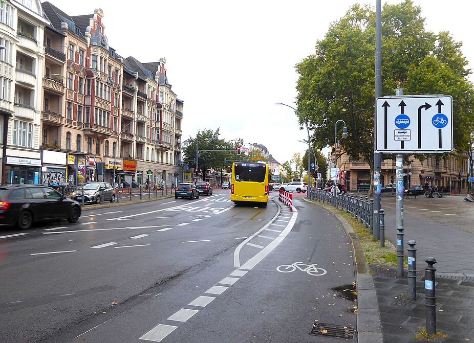 September 2024: Am Richard-von-Weizsäcker-Platz verlaufen Rad- und Busspur jetzt eindeutig getrennt voneinander. Für Radfahrende ist die Spur auf der Fahrbahn vorgesehen. Der Platz selbst ist nun ausschließlich Fußgänger:innen vorbehalten. Foto vom Richard-von-Weizsäcker-Platz mit Blick auf die Kolonnenstraße. Rad- und Busspur laufen getrennt voneinander.