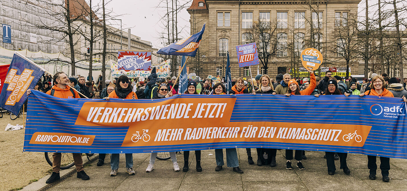 Der ADFC beim Klimastreik mit "Verkehrswende jetzt"-Banner