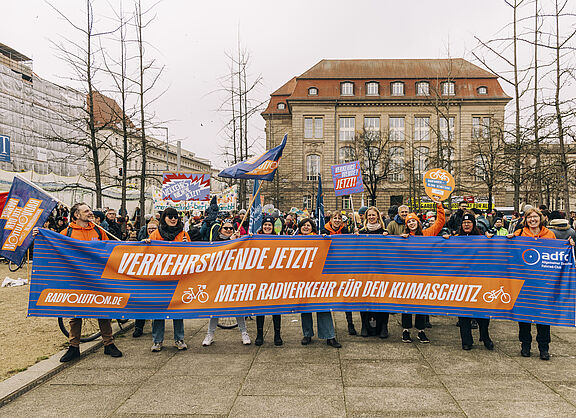 Der ADFC beim Klimastreik mit "Verkehrswende jetzt"-Banner