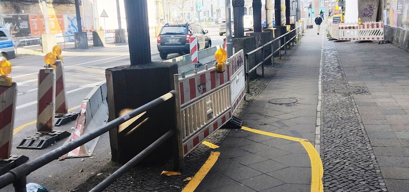 Fahrrad-Markierung, die ins Nichts führt auf Straße durch Gitter
