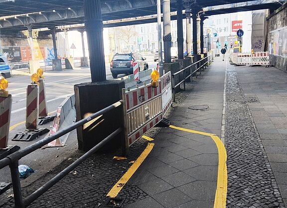 Fahrrad-Markierung, die ins Nichts führt auf Straße durch Gitter