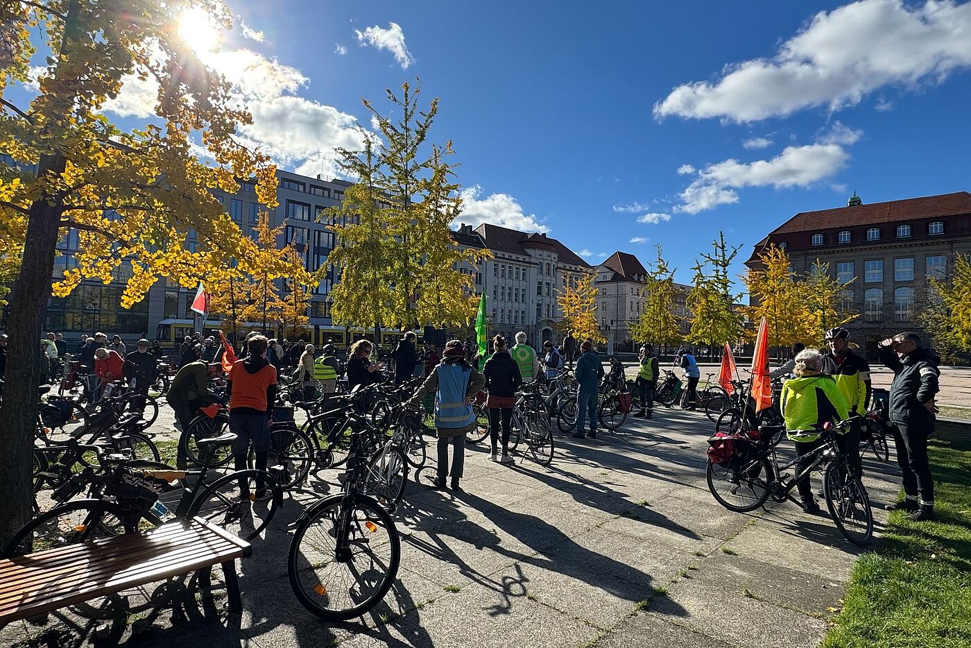 A100 Demo 18.10.2025 Menschen stehen mit ihren Fahrrädern in einem Park
