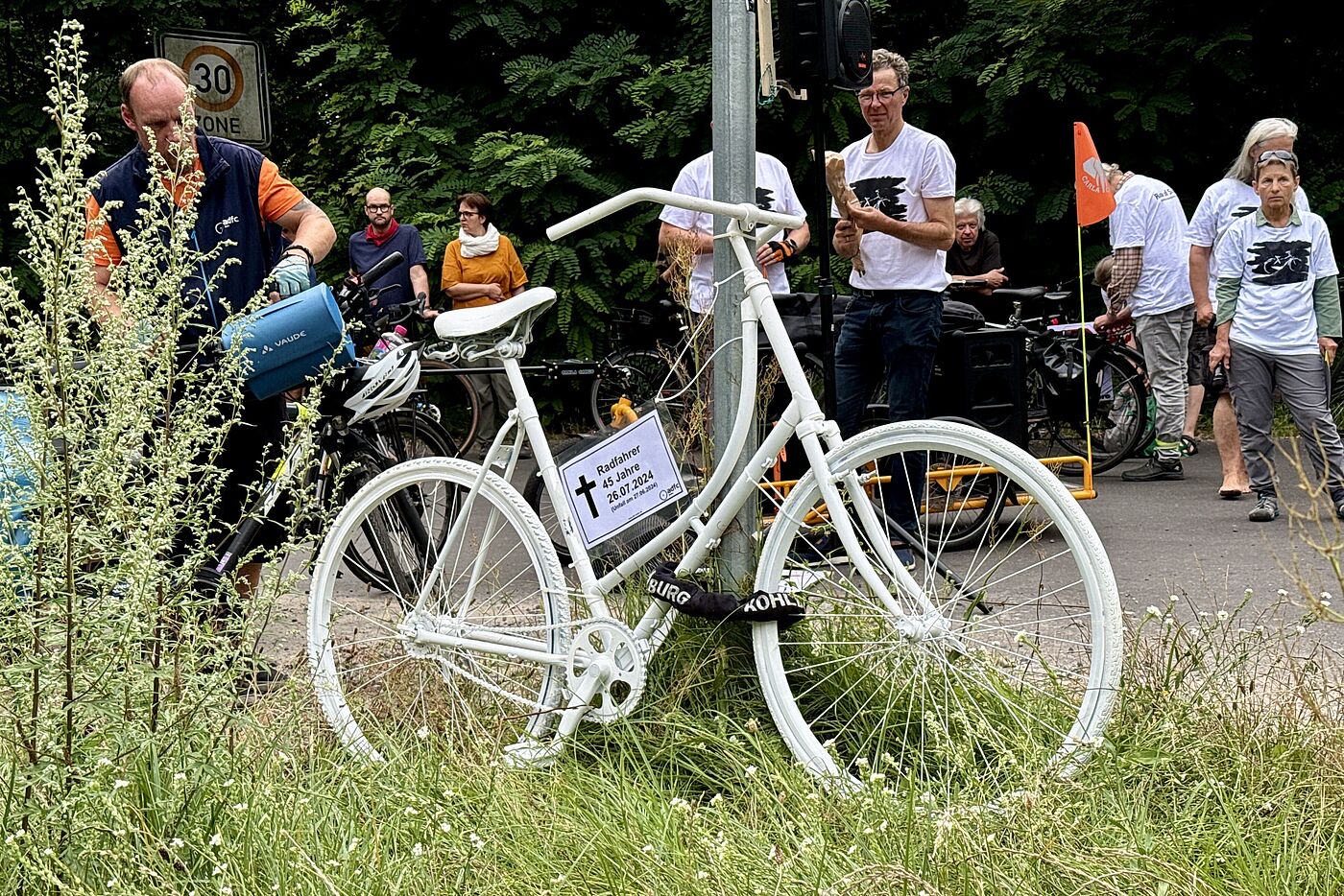 ein weißes Geisterrad für einen 45-jährigen Radfahrer