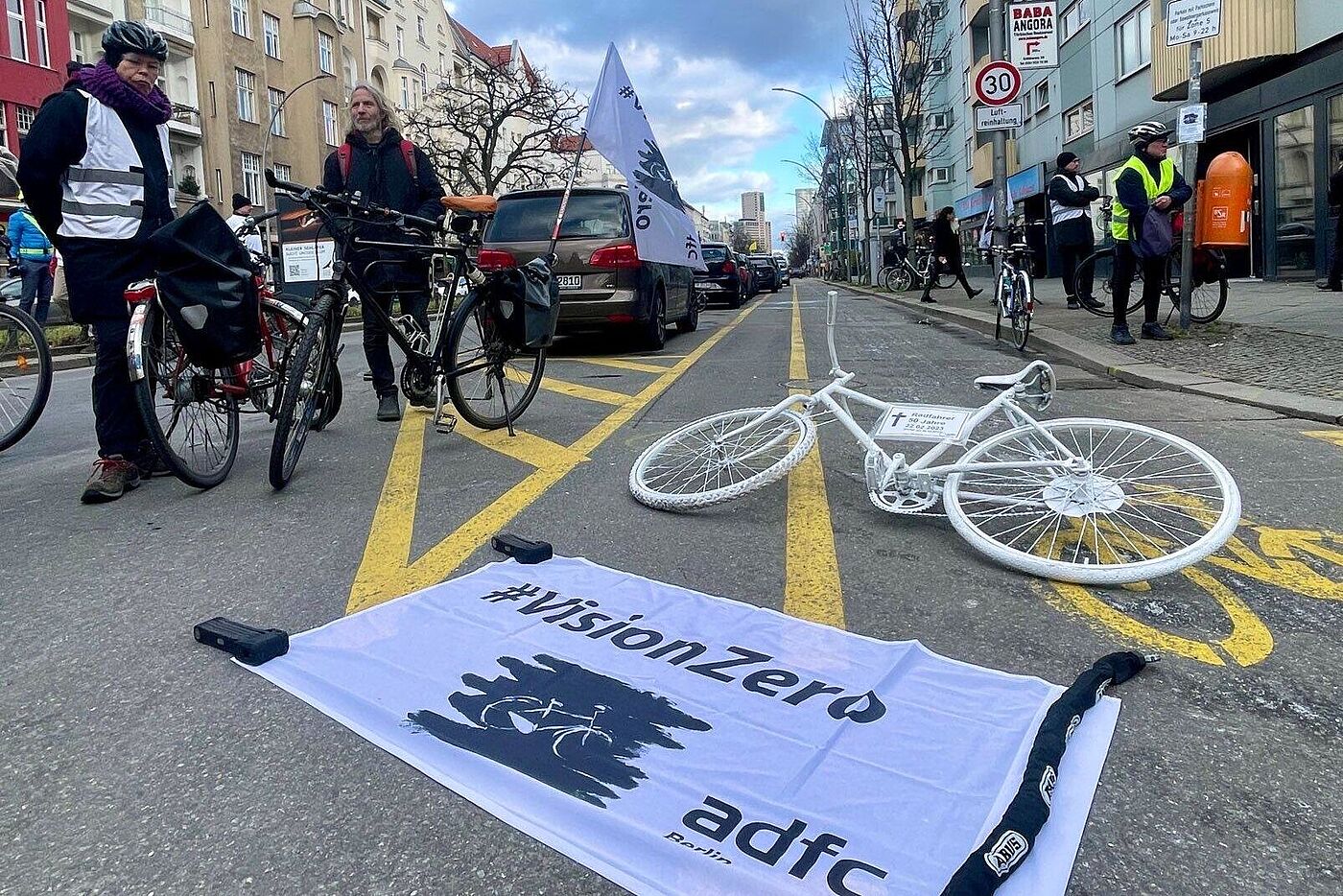 Mahnwache für tödlich verletzten Radfahrer in Charlottenburg