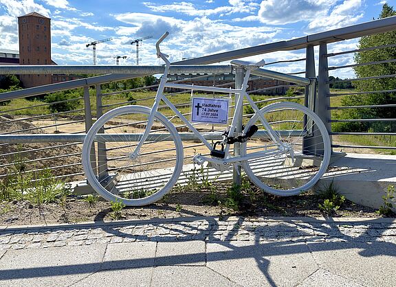 weißes Geisterrad für einen im Radverkehr verstorbenen 74-jährigen