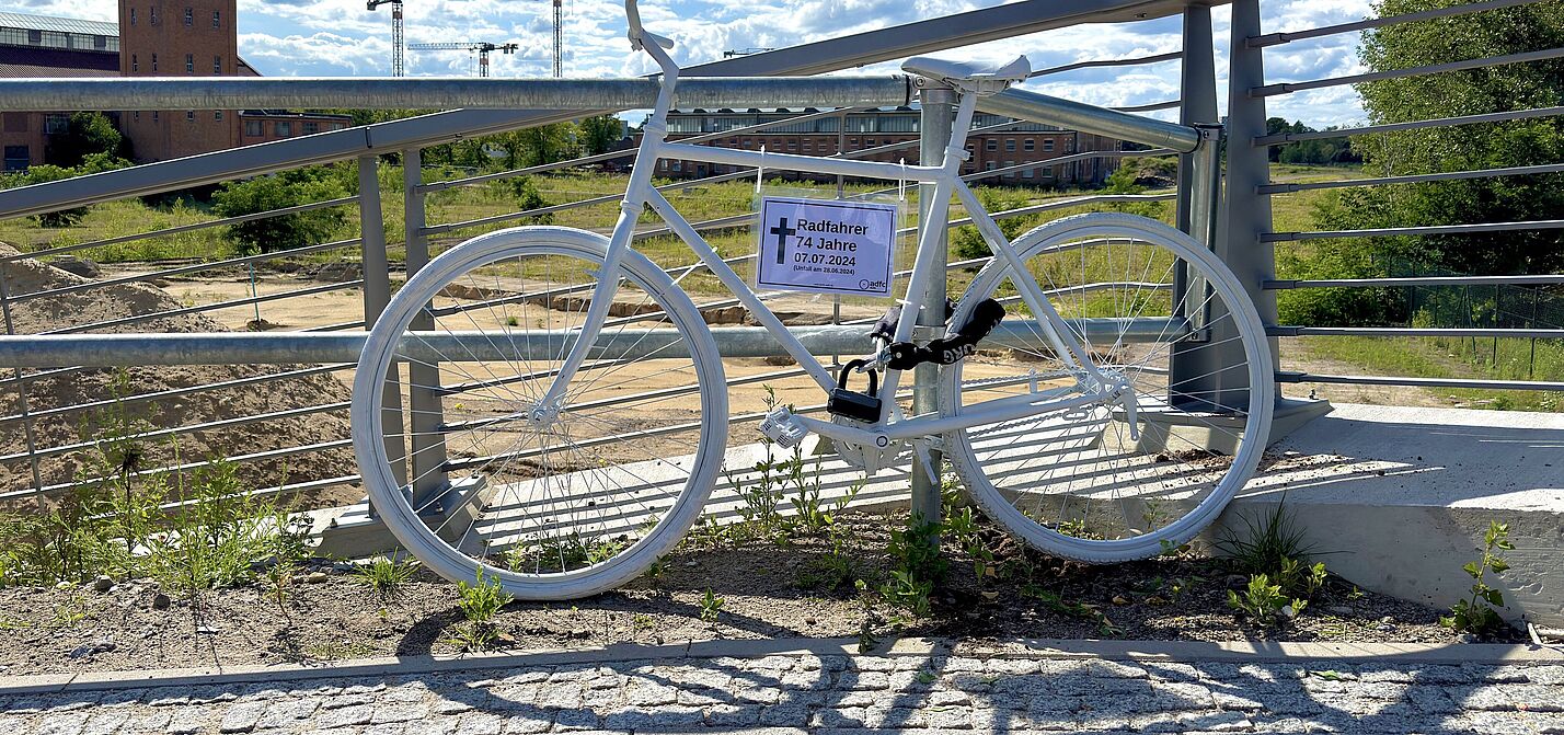 weißes Geisterrad für einen im Radverkehr verstorbenen 74-jährigen