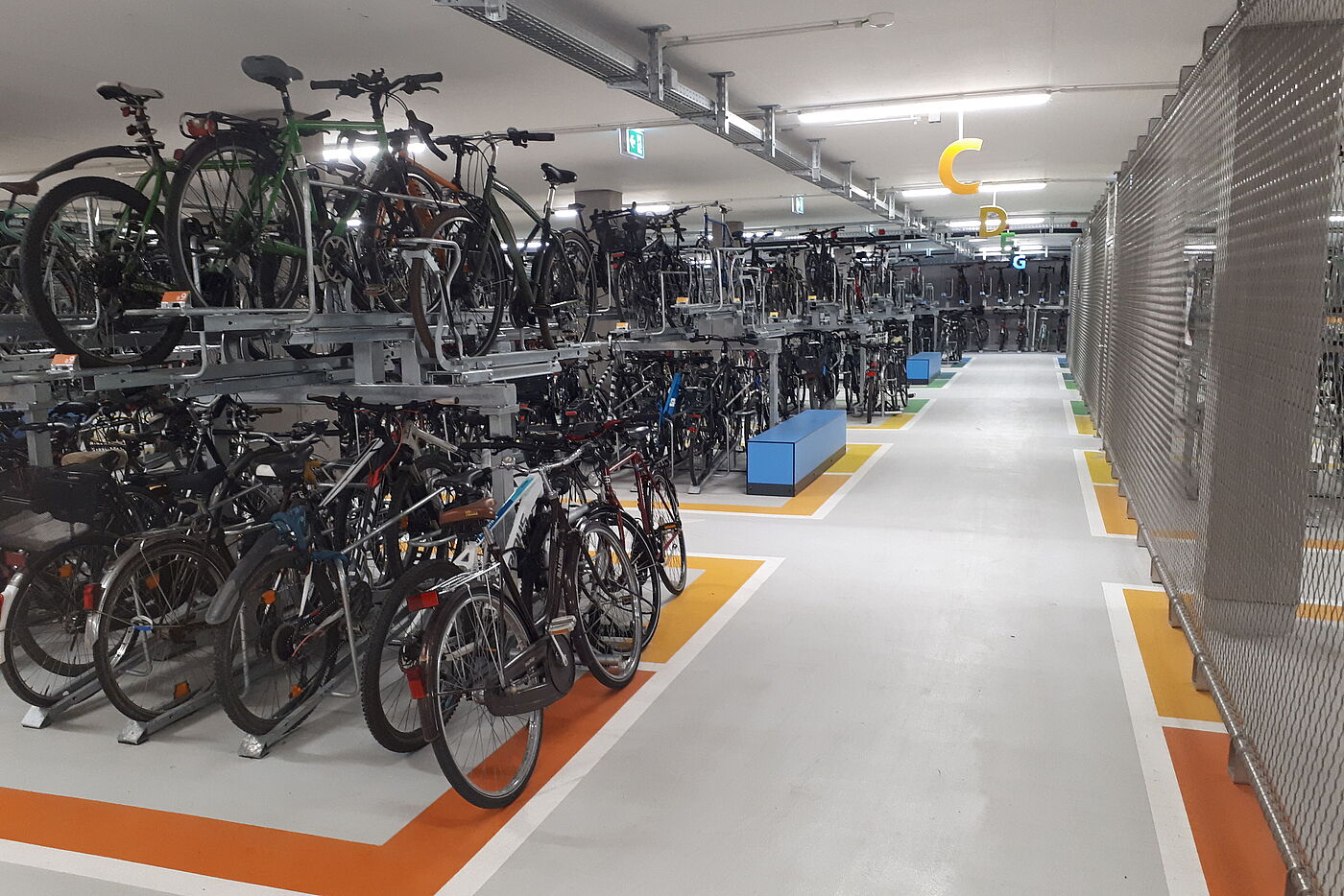 Frei zugängliche Abstellplätze im Fahrradparkhaus Tübingen werden gut genutzt.