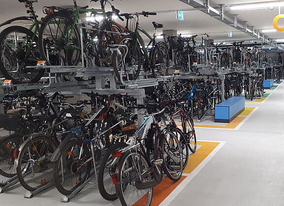 Frei zugängliche Abstellplätze im Fahrradparkhaus Tübingen werden gut genutzt.