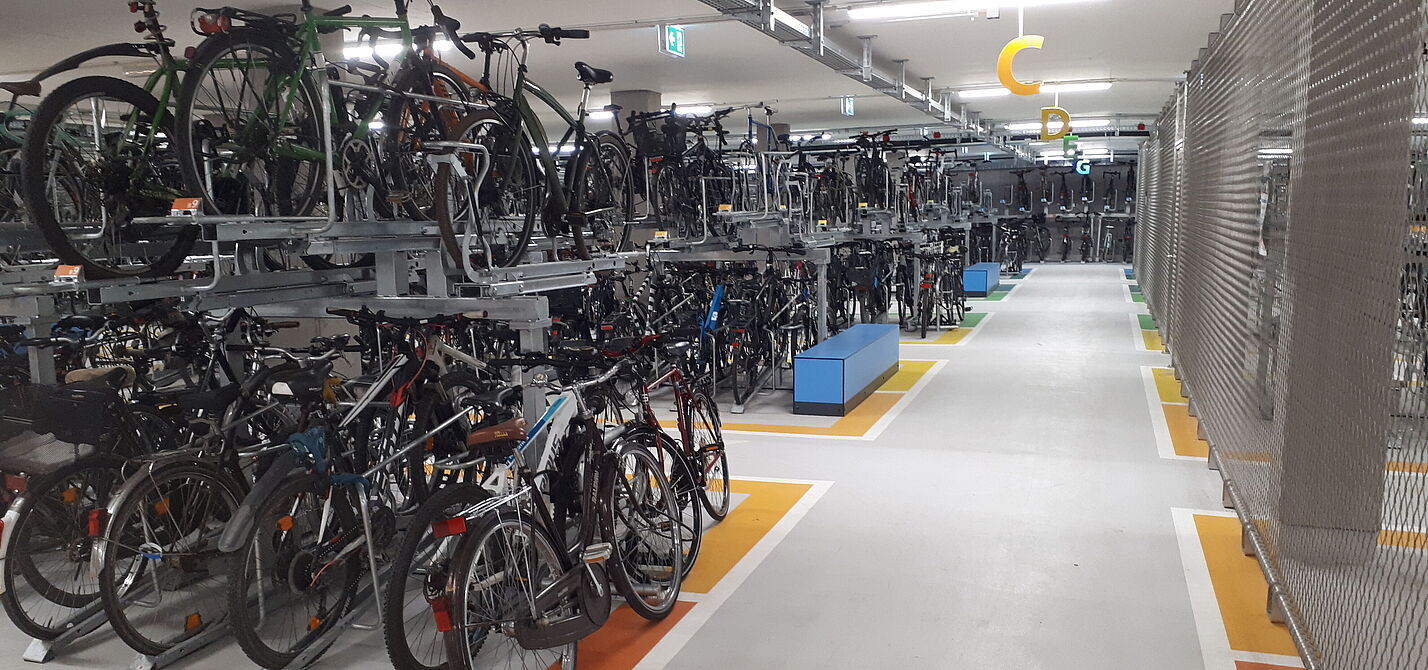 Frei zugängliche Abstellplätze im Fahrradparkhaus Tübingen werden gut genutzt.