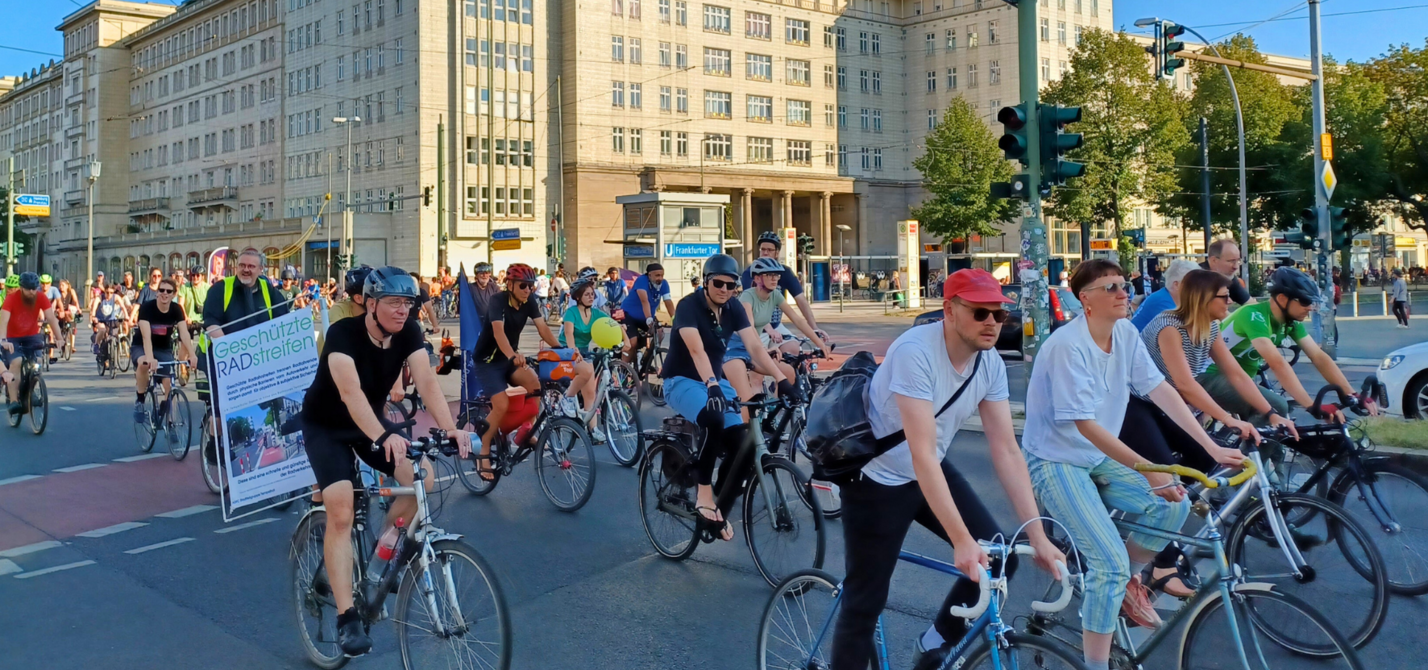 Radfahrende bei der Kreisfahrt 2023 am Frankfurter Tor