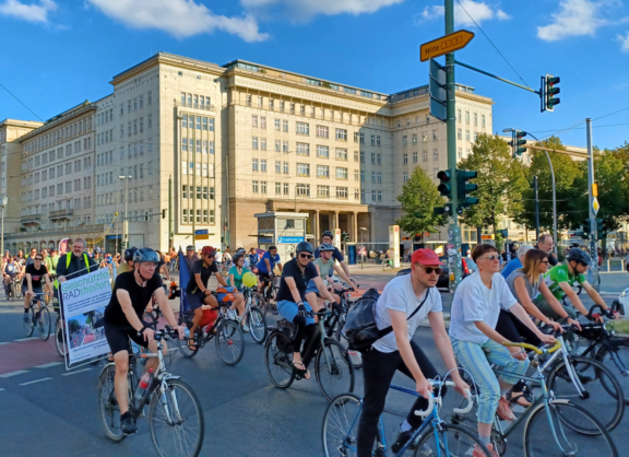 Radfahrende bei der Kreisfahrt 2023 am Frankfurter Tor