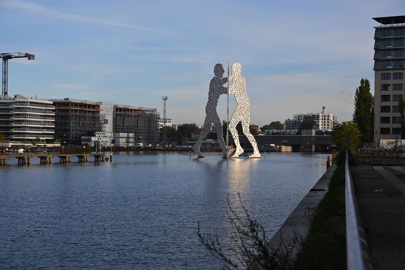 Molecule Men Statue in der Spree